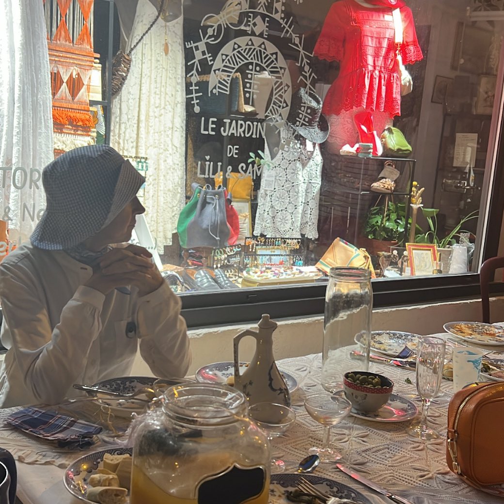 Sélection de vêtements et accessoires en boutique